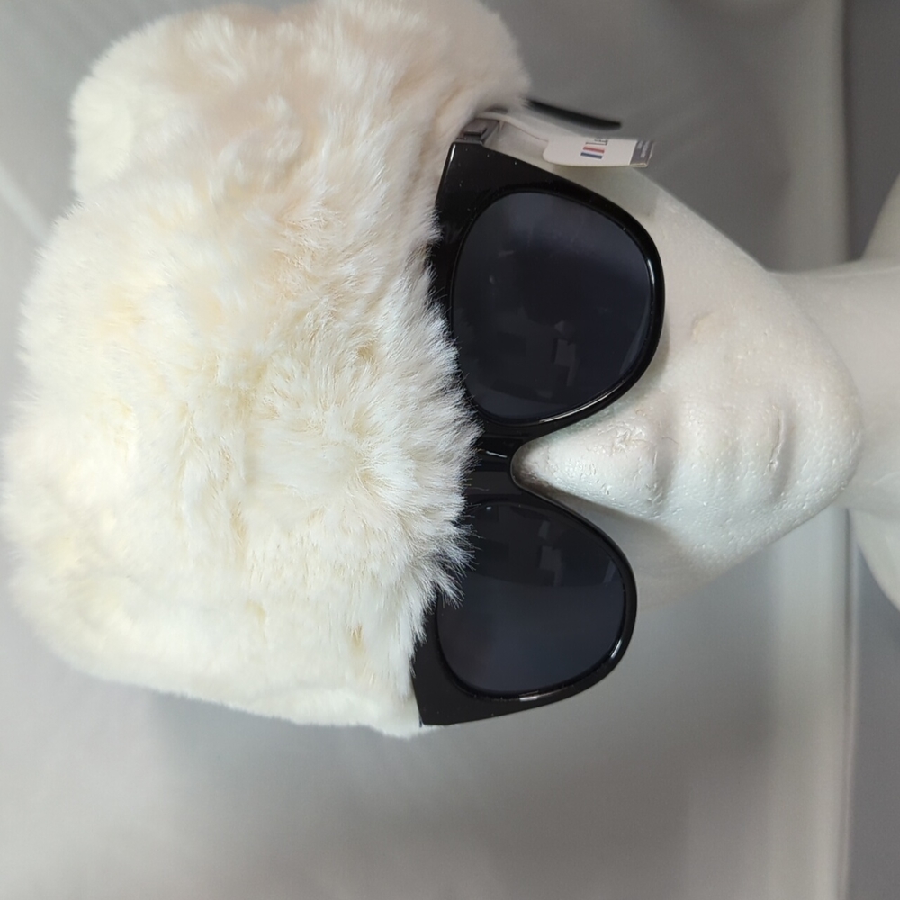 BNWT INC Elegant fur head band white, Elegantly place  Beads in